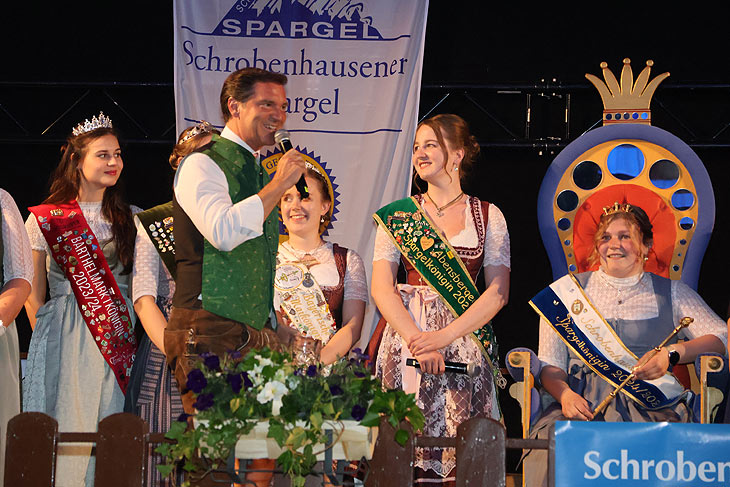 Grüße von Brauerei Kühbach-Chef Umberto Freiherr von Beck-Peccoz (re.): Krönung der 47. Schrobenhausener Spargelkönigin Elisabeth IV. am 05.05.2024 (©Foto: Martin Schmitz) 